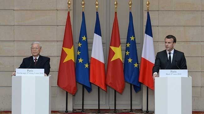 Le Secrétaire général du Parti communiste du Vietnam Nguyen Phu Trong et le président français Emmanuel Macron